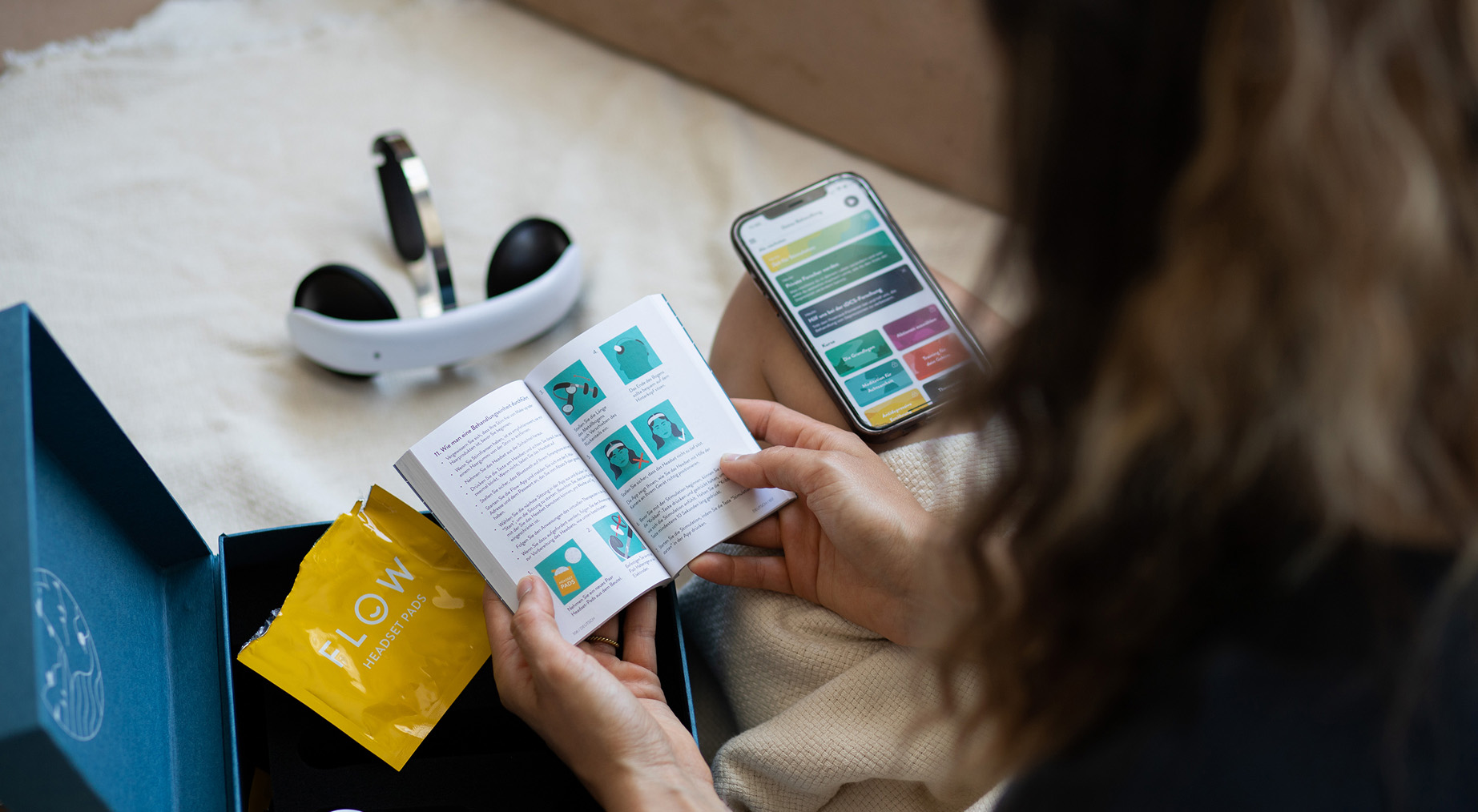 käyttäjä tutustuu FLOW-laitteen käyttöohjeeseen