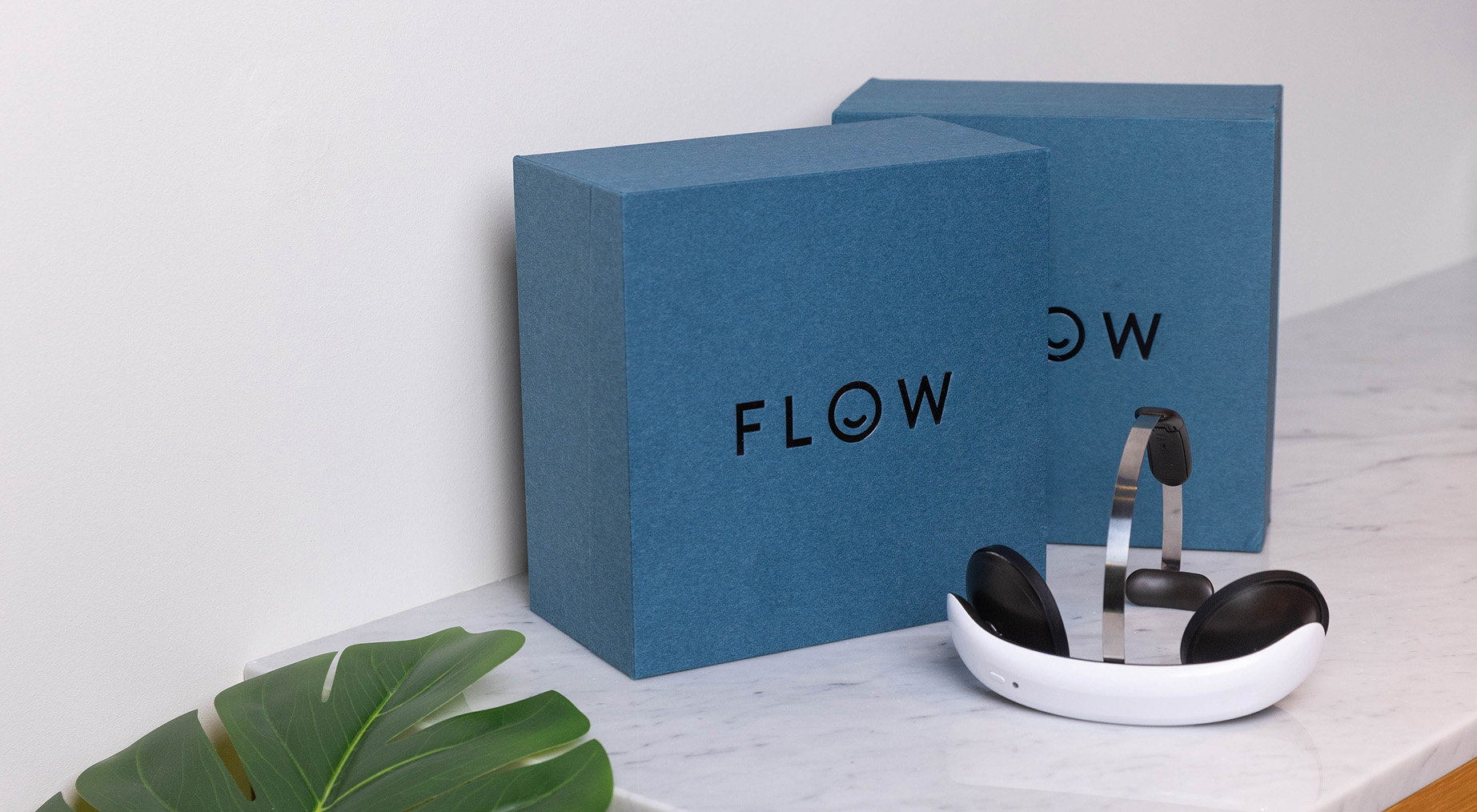 FLOW-laite ja kaksi sinistä laitelaatikkoa