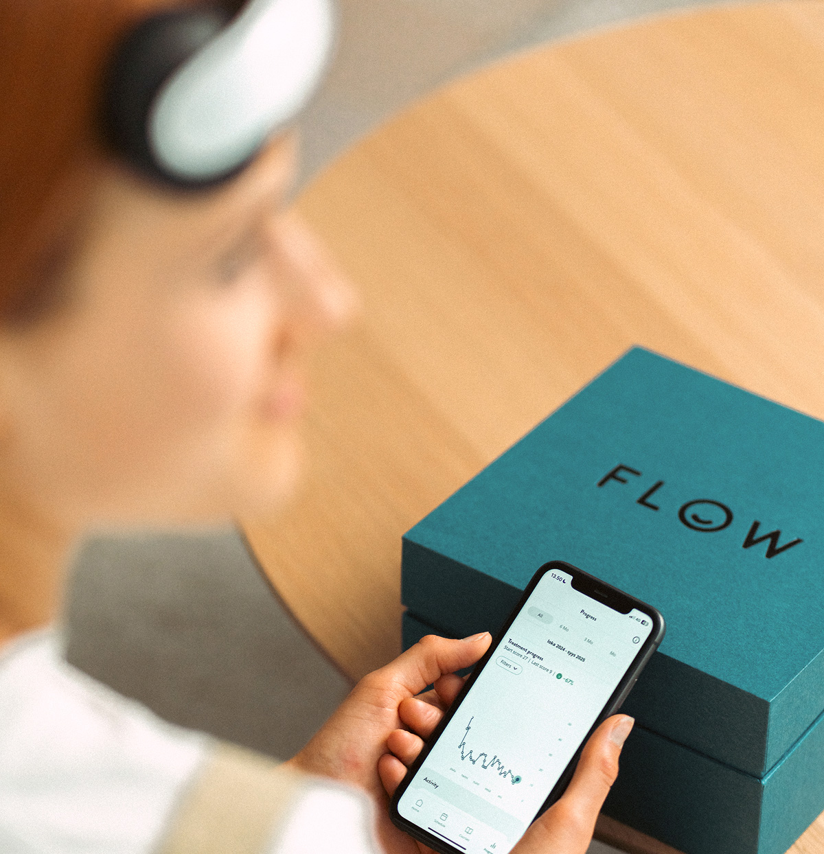 lähikuva naisesta, joka käyttää FLOW-laitetta